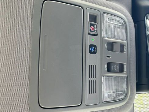 Used 2018 Honda Accord Touring image 17