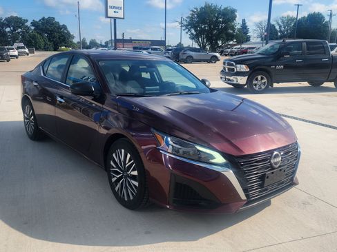 Used 2024 Nissan Altima 2.5 SV FWD image 3