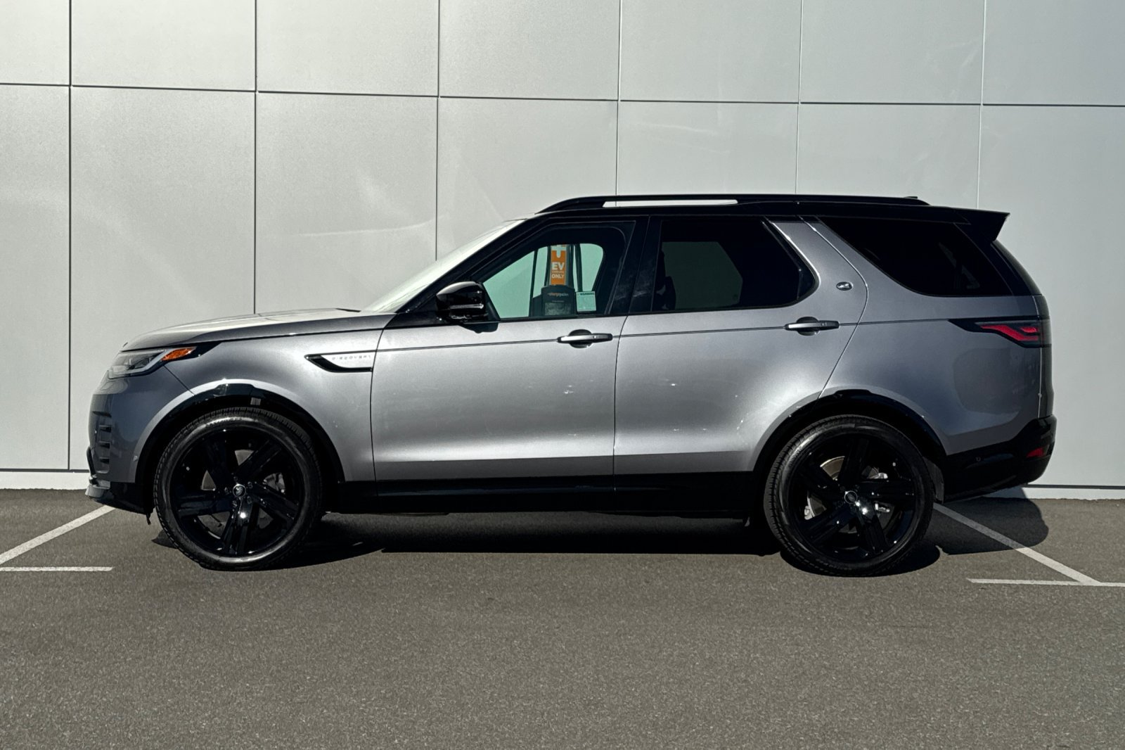 Certified 2025 Land Rover Discovery Dynamic SE AWD/4WD image 2
