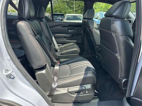 Used 2025 Honda Pilot TrailSport image 9