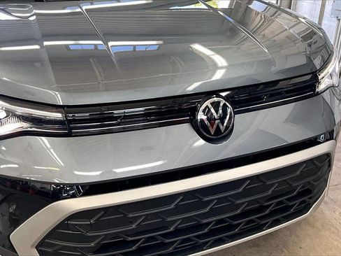 Certified 2025 Volkswagen Taos SE image 11