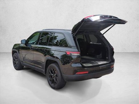 Used 2024 Jeep Grand Cherokee Altitude AWD/4WD image 10