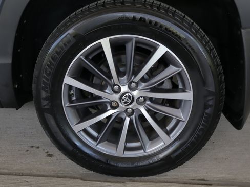 Used 2019 Toyota Highlander XLE AWD/4WD image 17