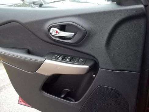 Used 2017 Jeep Cherokee Sport image 14