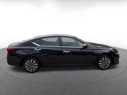 Used 2025 Nissan Altima 2.5 SV FWD image 16