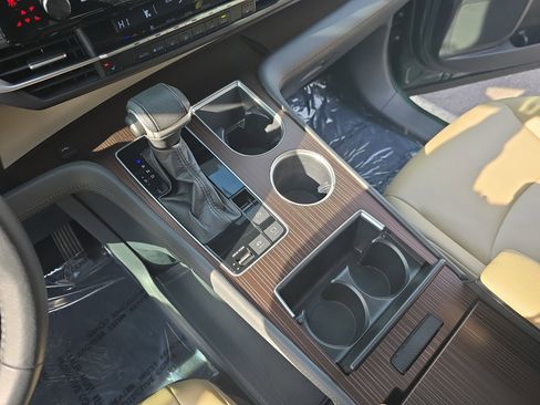 Used 2021 Toyota Sienna XLE image 27