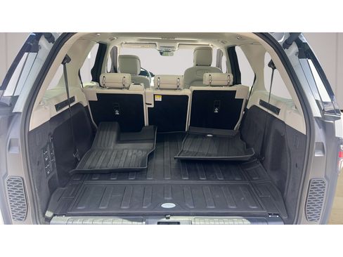 Used 2025 Land Rover Discovery Dynamic SE AWD/4WD image 17