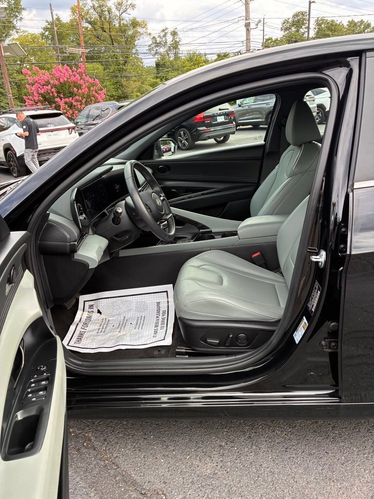 Used 2025 Hyundai Elantra Limited w/ Cargo Package FWD image 26