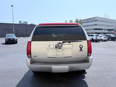 Used 2012 Cadillac Escalade Luxury AWD/4WD image 4