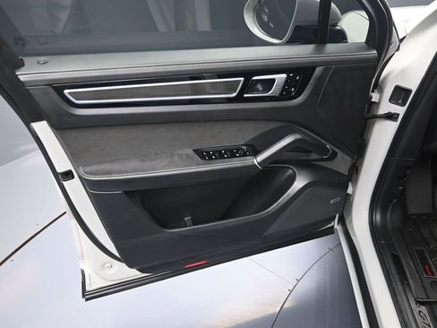 Used 2021 Porsche Cayenne GTS image 10