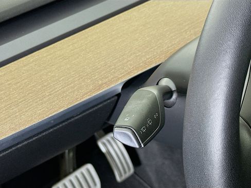 Used 2022 Tesla Model Y Performance image 16