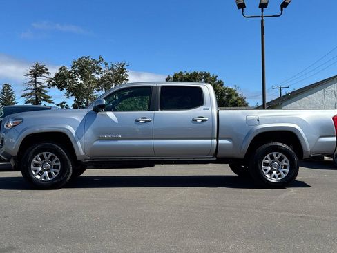 Used 2017 Toyota Tacoma SR5 w/ Tow Package image 8