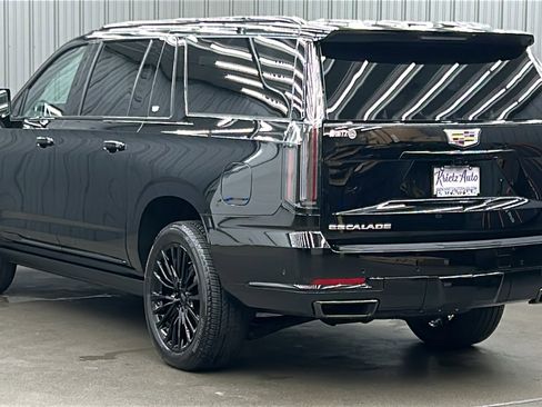 Used 2025 Cadillac Escalade ESV Sport Platinum image 3
