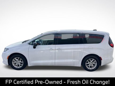 Used 2024 Chrysler Pacifica Touring-L FWD image 4