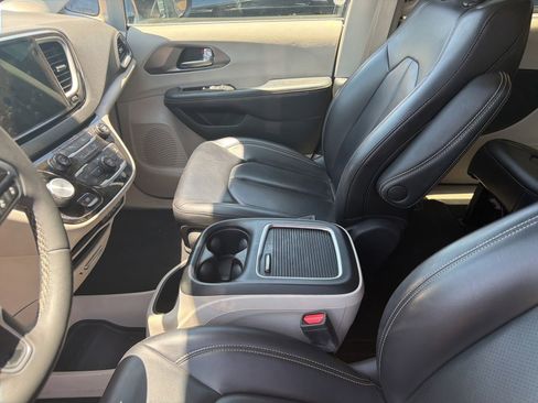 Used 2023 Chrysler Pacifica Touring-L FWD image 17