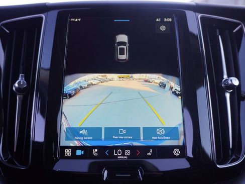 Used 2024 Volvo XC60 B5 Core image 17