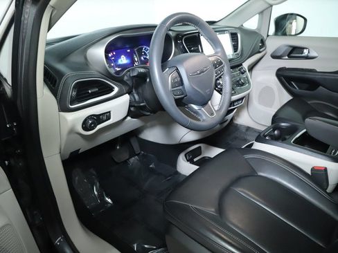 Used 2023 Chrysler Pacifica Touring-L FWD image 16