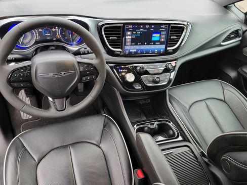 Used 2025 Chrysler Pacifica Limited image 9