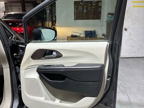 Used 2017 Chrysler Pacifica Touring-L w/ Tire & Wheel Group image 27