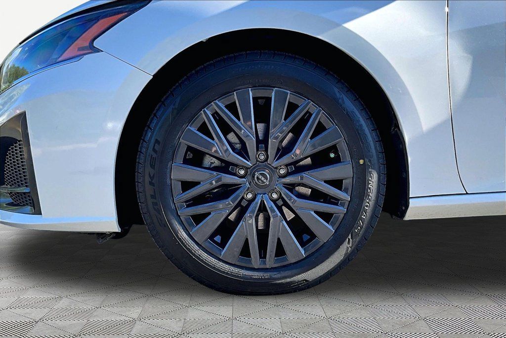Used 2024 Nissan Altima 2.5 SV FWD image 23