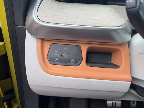 Used 2025 Volkswagen ID. Buzz 1st Edition image 9