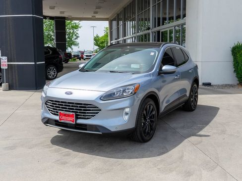 Used 2022 Ford Escape Titanium w/ Titanium Elite Package AWD/4WD image 3