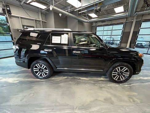 Used 2017 Toyota 4Runner Limited AWD/4WD image 32