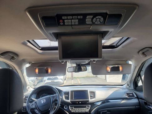 Used 2018 Honda Pilot Touring image 3