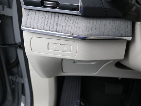 New 2025 Volvo XC90 T8 Plus w/ Protection Package Premier image 17