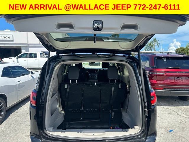 Used 2023 Chrysler Pacifica Touring-L FWD image 5