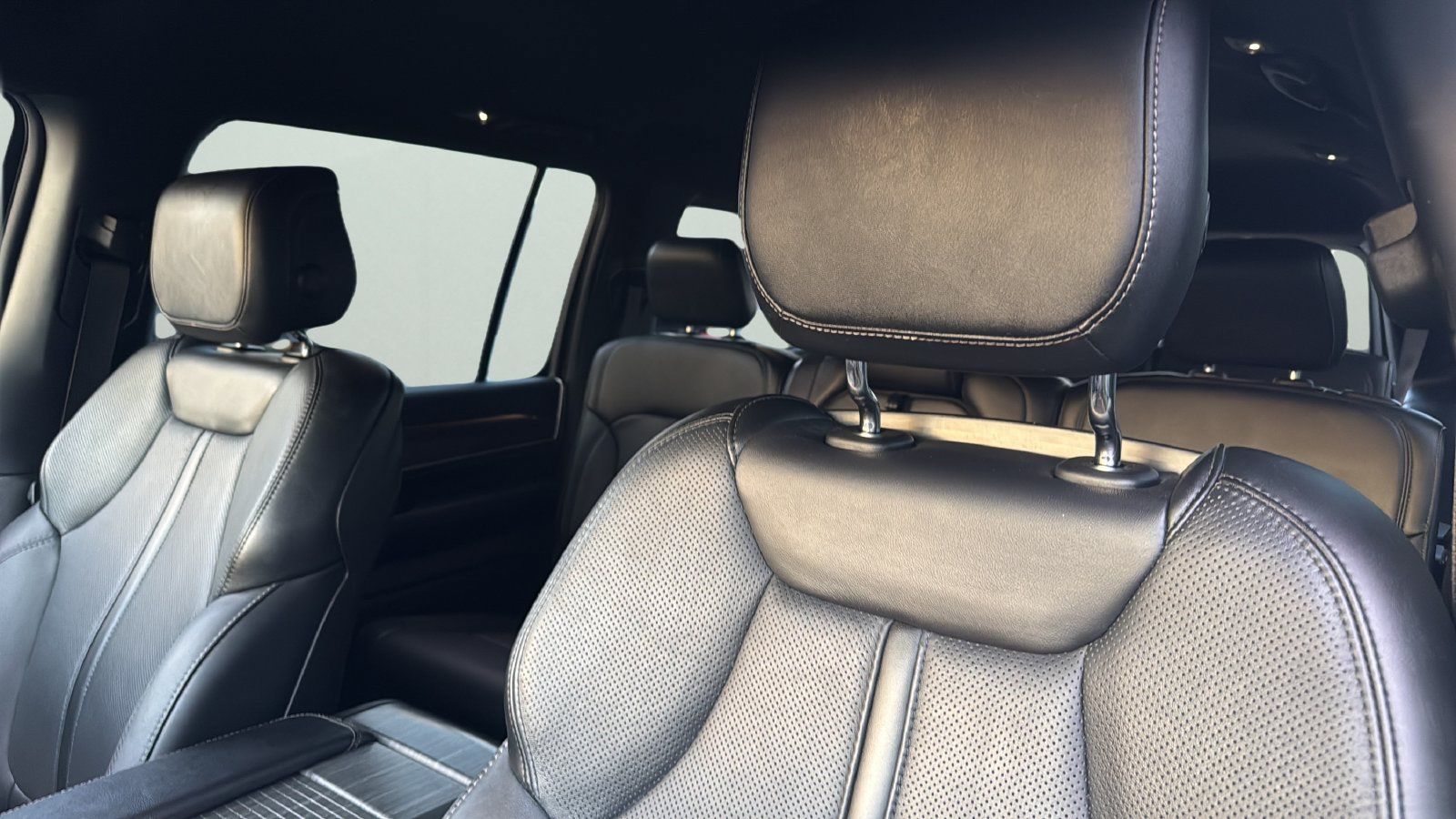 Used 2024 Jeep Wagoneer Series II w/ Flexible Seating Group RWD image 9
