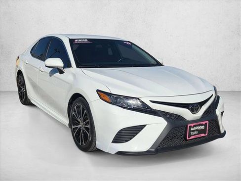 Used 2019 Toyota Camry SE image 3