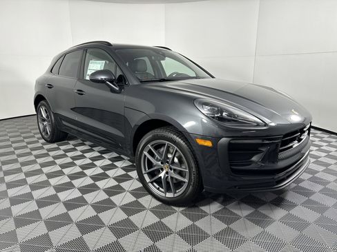 Certified 2025 Porsche Macan image 9
