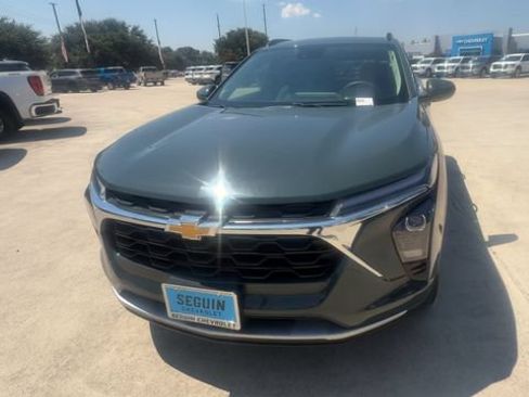 Used 2025 Chevrolet Trax LT FWD image 3