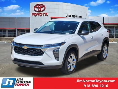 Used 2025 Chevrolet Trax LS FWD image 3