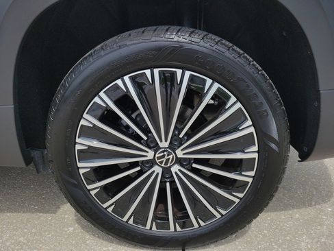 Certified 2025 Volkswagen Taos SE FWD image 37