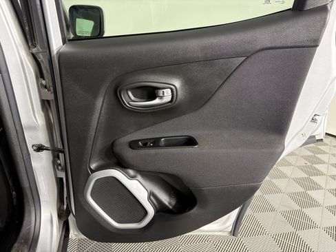Used 2018 Jeep Renegade Latitude w/ Popular Equipment Group AWD/4WD image 43