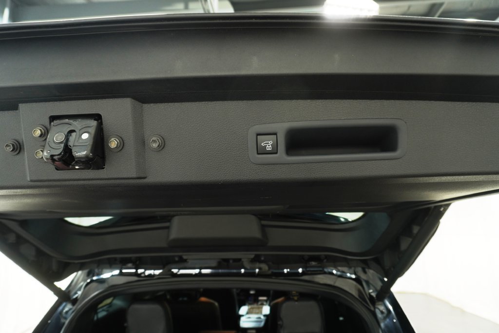 Used 2025 Toyota Sienna Platinum AWD/4WD image 8
