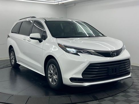 Used 2026 Toyota Sienna LE FWD image 3