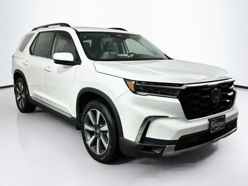 Used 2025 Honda Pilot Touring image 2