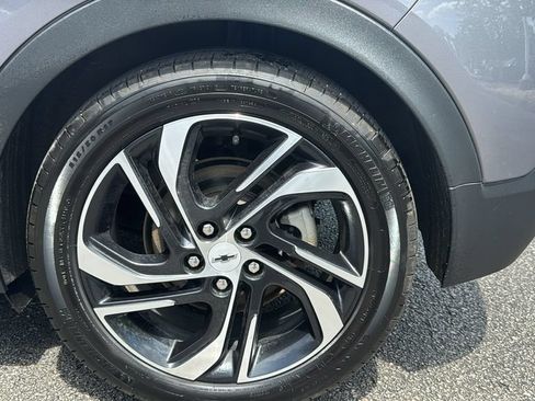 Used 2023 Chevrolet Bolt LT w/ Infotainment Package FWD image 9