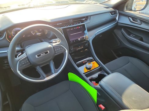 Used 2024 Jeep Grand Cherokee Laredo X image 19