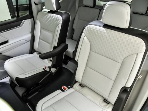 New 2027 GMC Acadia Denali w/ Denali Reserve Package AWD/4WD image 9