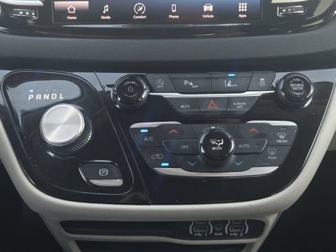 Used 2023 Chrysler Pacifica Touring-L FWD image 35