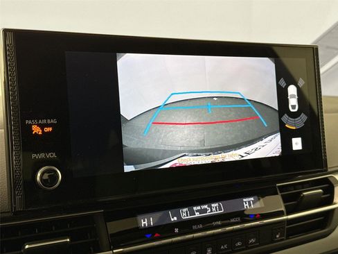 Used 2025 Toyota Sienna XLE image 25