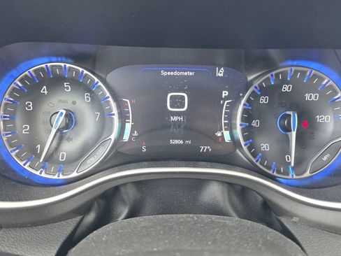 Used 2024 Chrysler Pacifica Touring-L FWD image 17