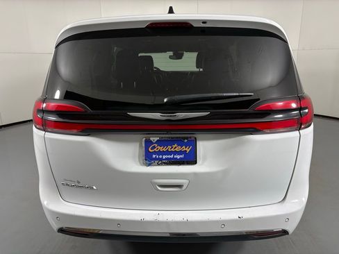 Used 2024 Chrysler Pacifica Touring-L image 7