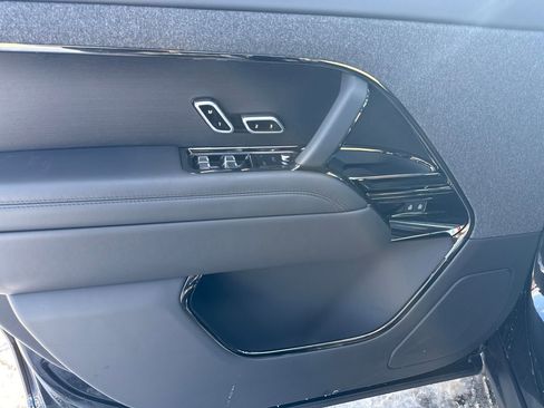 Used 2025 Land Rover Range Rover Sport SE image 13