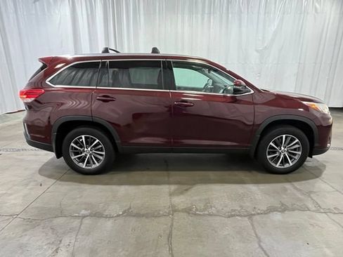 Certified 2019 Toyota Highlander XLE AWD/4WD image 3