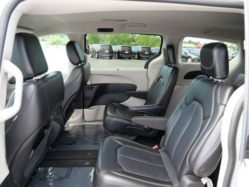 Used 2023 Chrysler Pacifica Touring-L FWD image 8